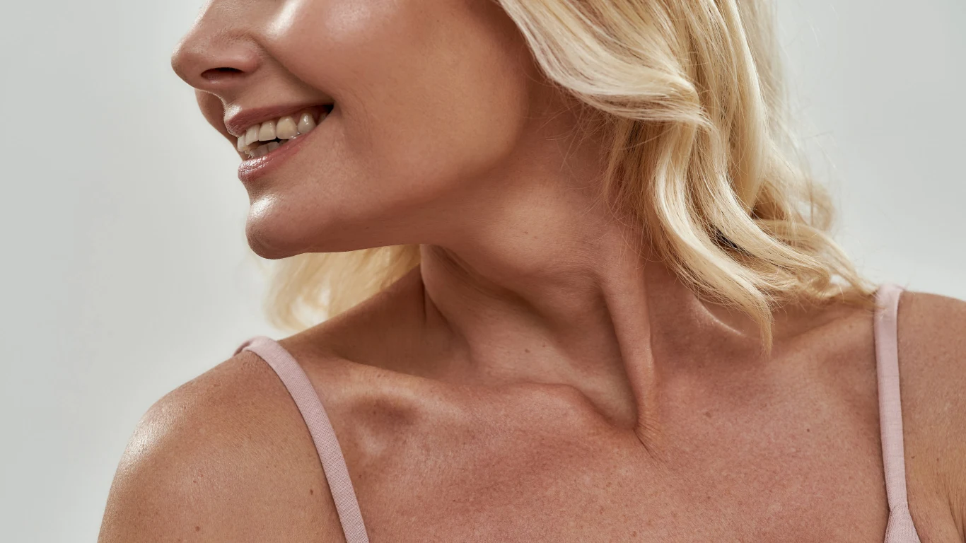 Zmarszczki na dekolcie mogą pojawiać się również u młodych osób