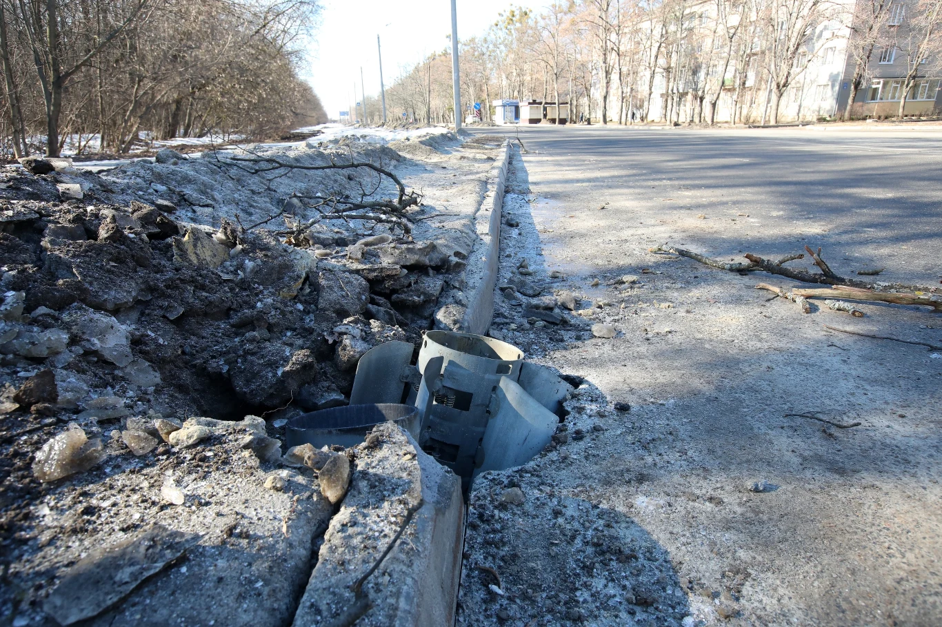 Piatichatki w pobliży Charkowa; pocisk utkwił w drodze Piatichatki w pobliży Charkowa; pocisk utkwił w drodze