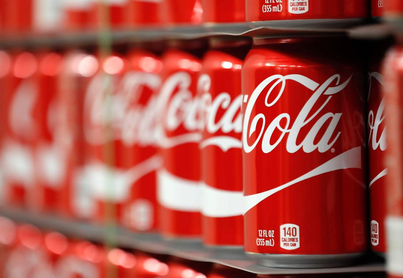 Towary należące do marki Coca-Cola są usuwane z półek w Ukrainie 