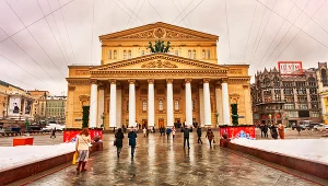 Moskwa, Rosja. Słynny Teatr Bolszoj zimą w otoczeniu śniegu