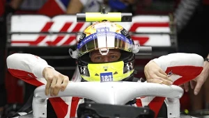 Mick Schumacher wsiadający do swojego bolidu