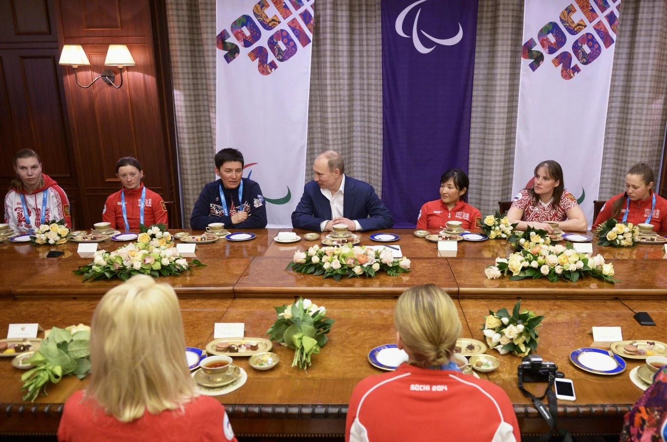 Władimir Putin świętuje Dzień Kobiet z Paraolimpijkami