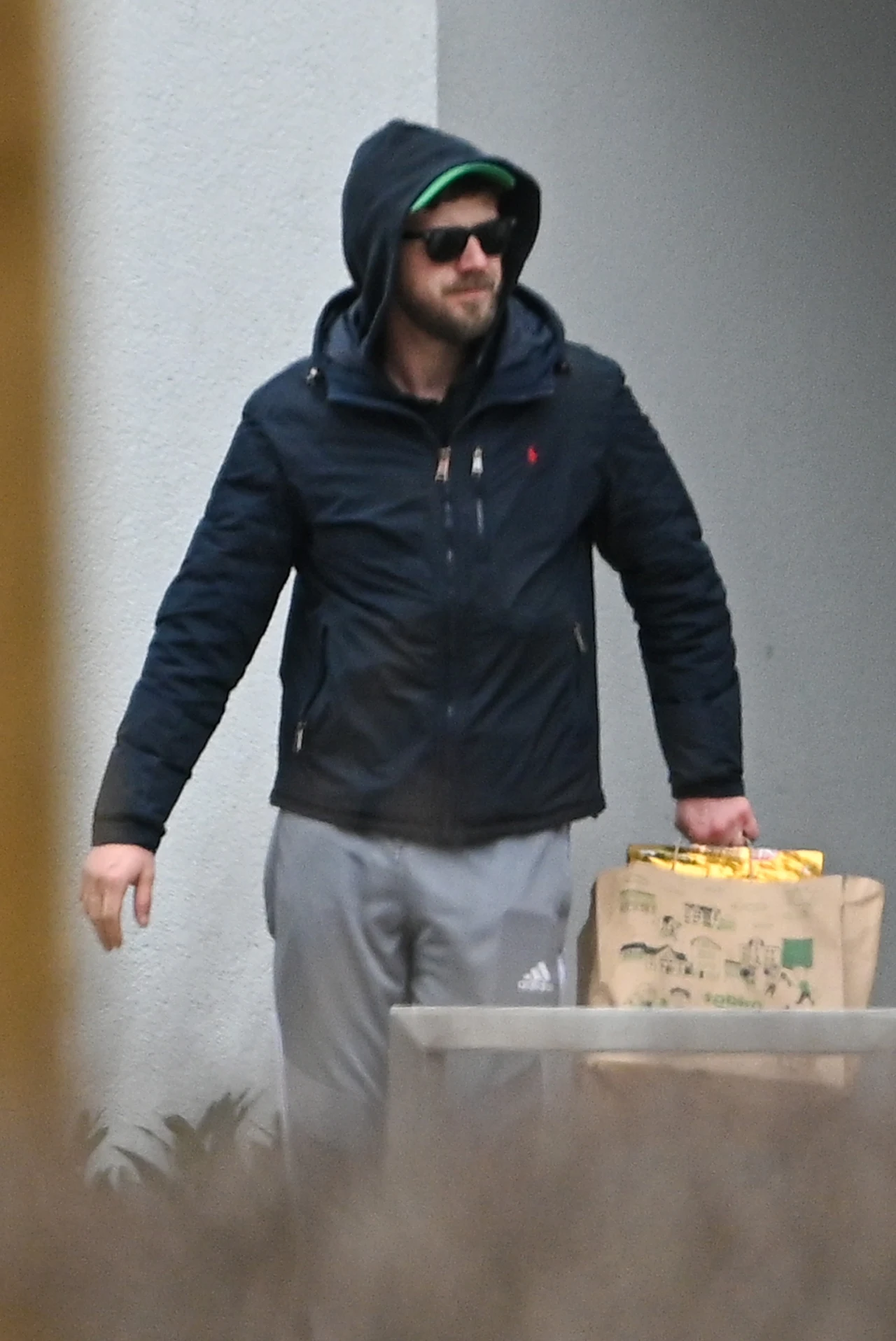 Antek Królikowski wyrzuca śmieci