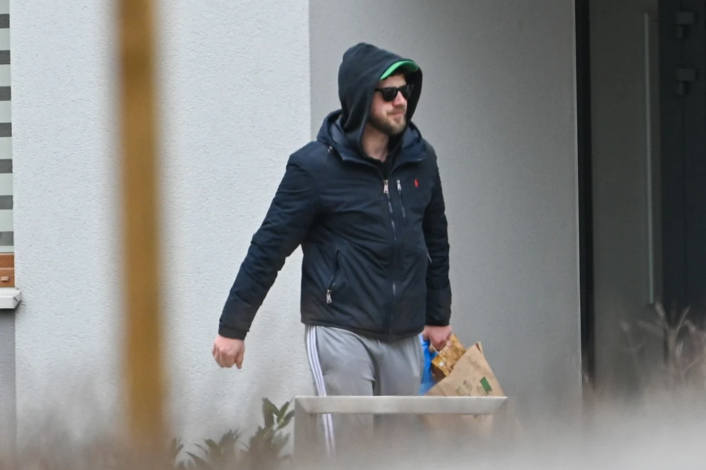 Antek Królikowski wyrzuca śmieci