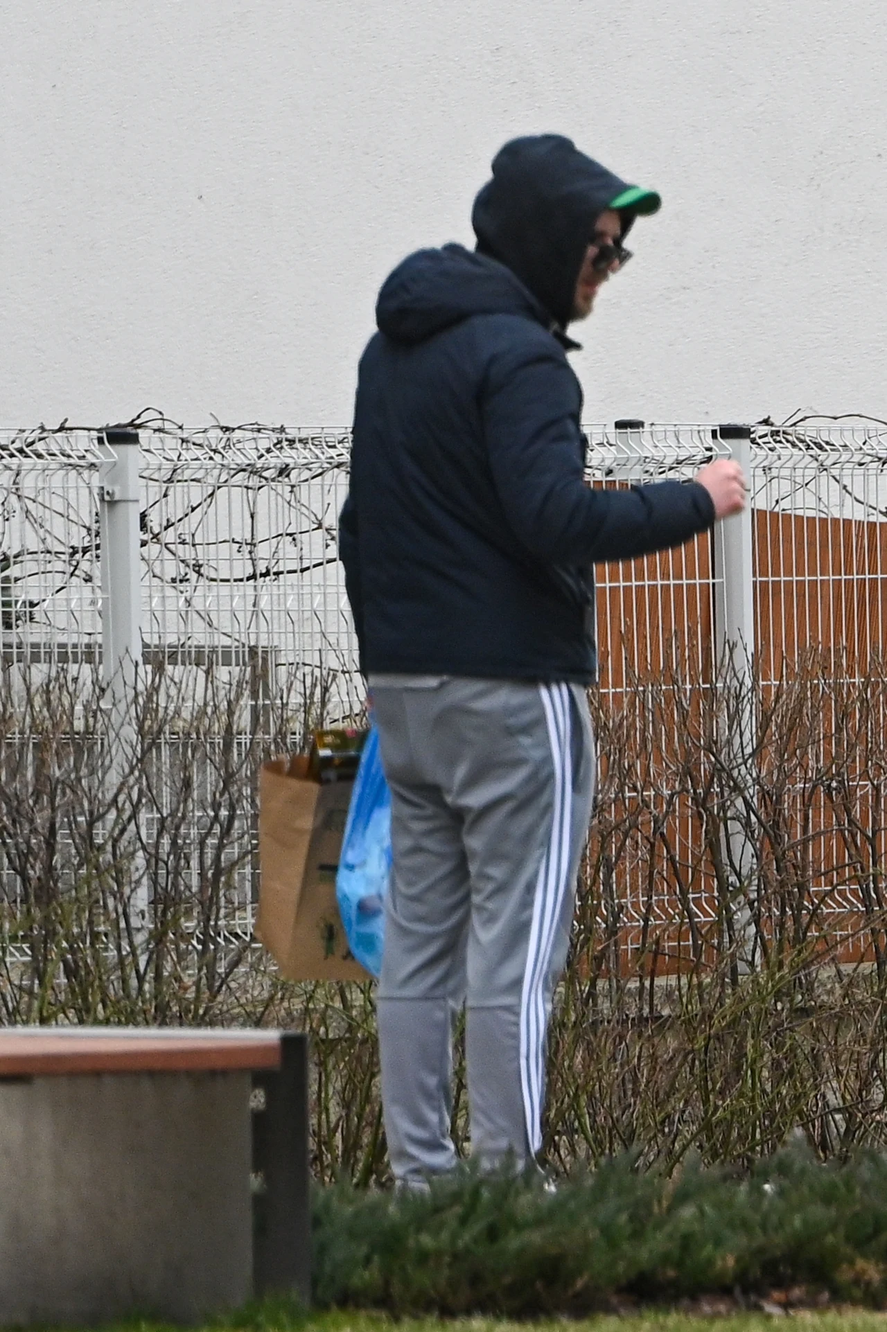 Antek Królikowski wyrzuca śmieci