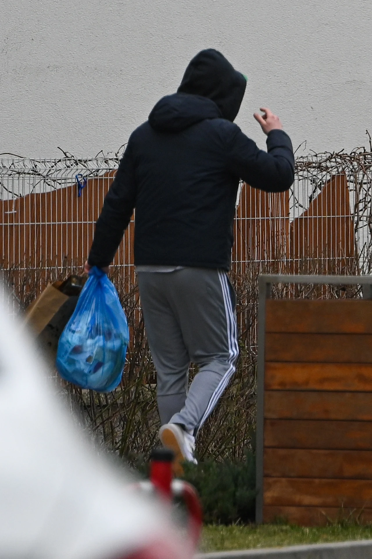 Antek Królikowski wyrzuca śmieci