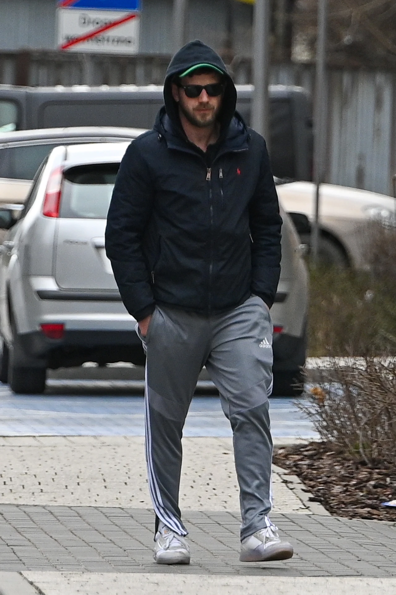 Antek Królikowski wyrzuca śmieci