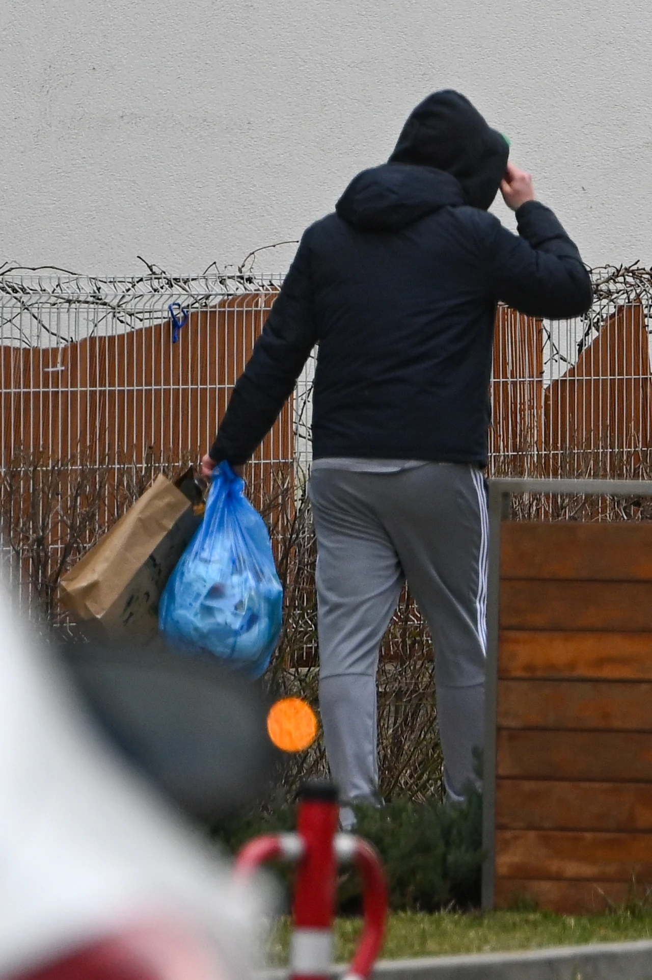 Antek Królikowski wyrzuca śmieci