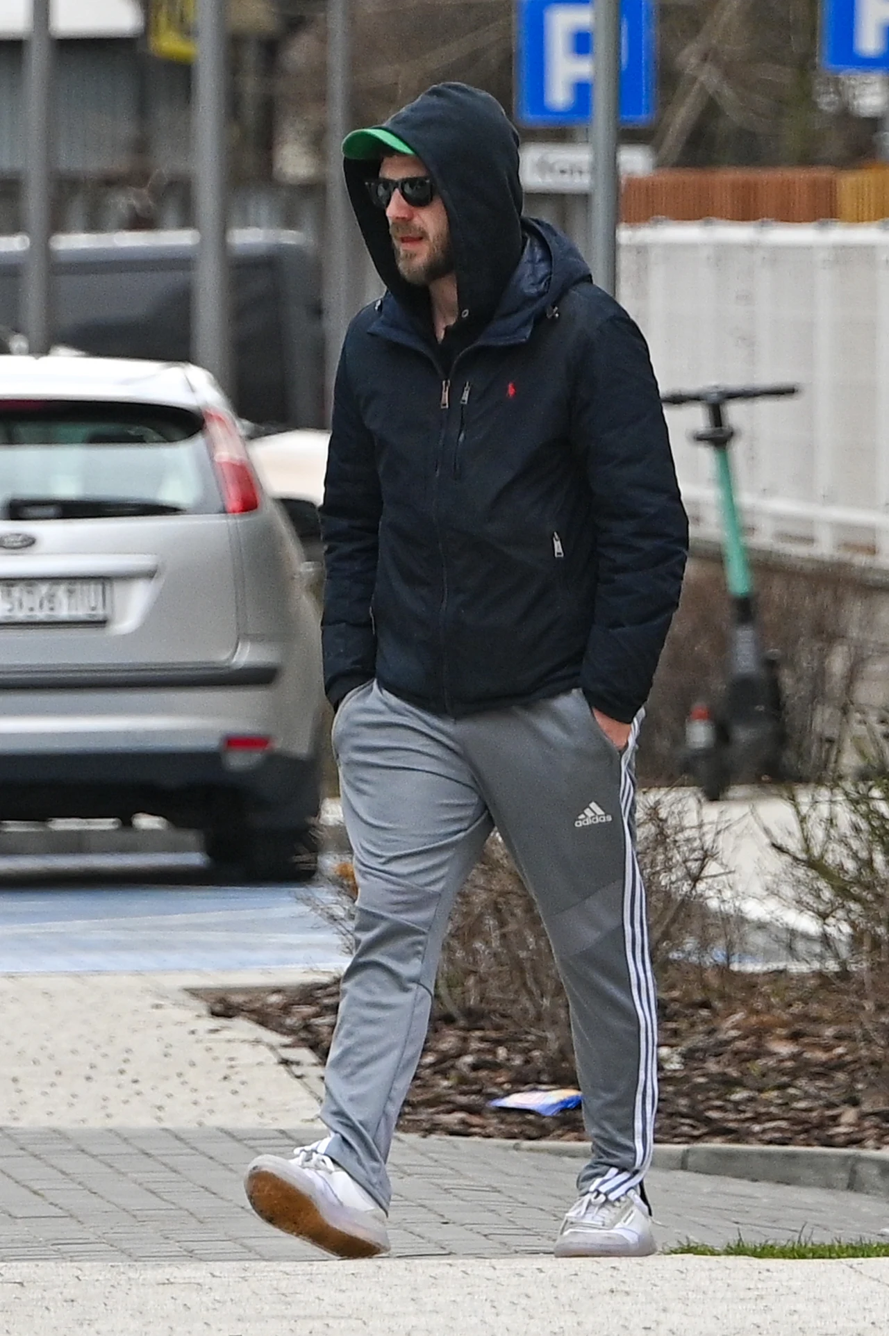 Antek Królikowski wyrzuca śmieci