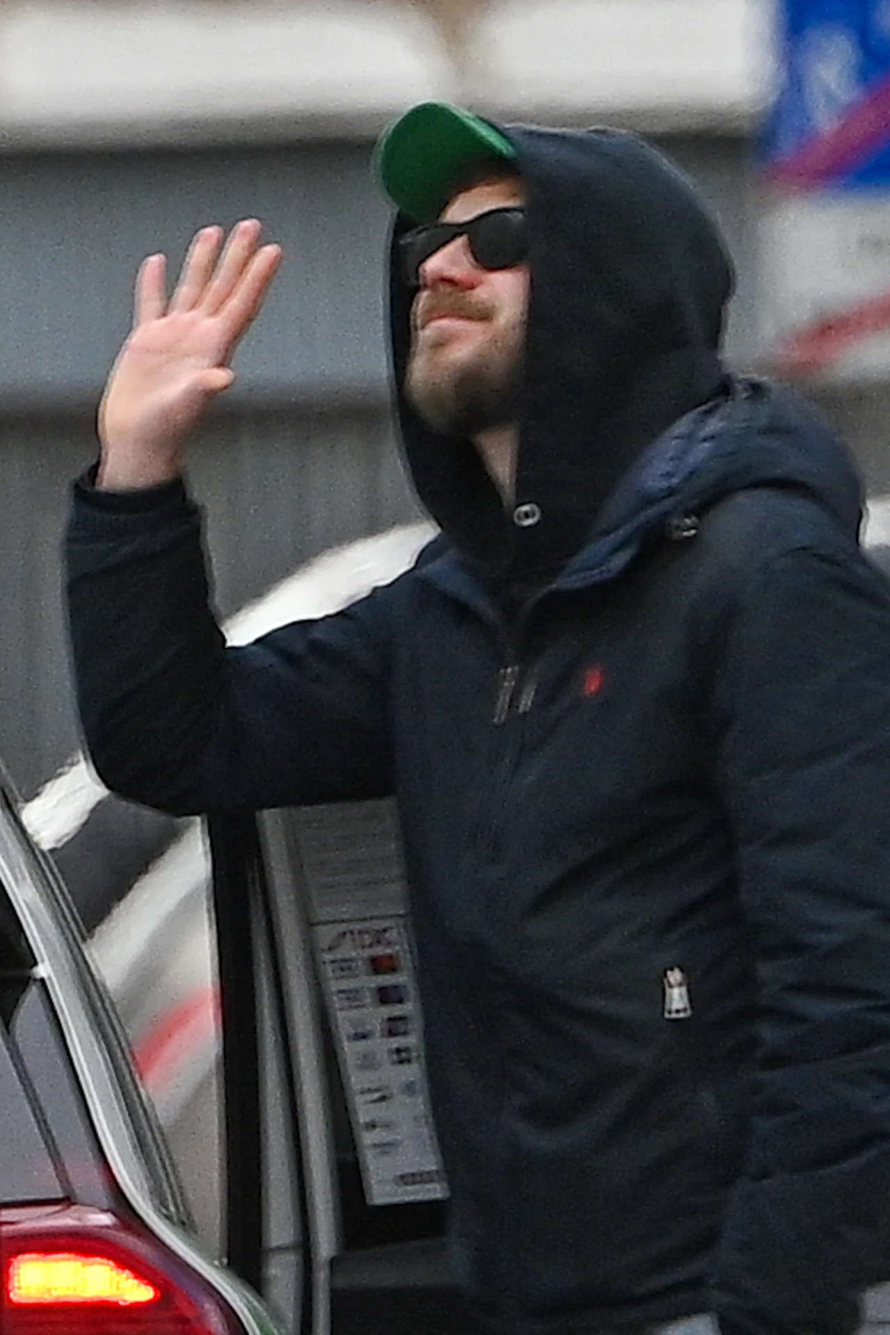 Antek Królikowski wyrzuca śmieci