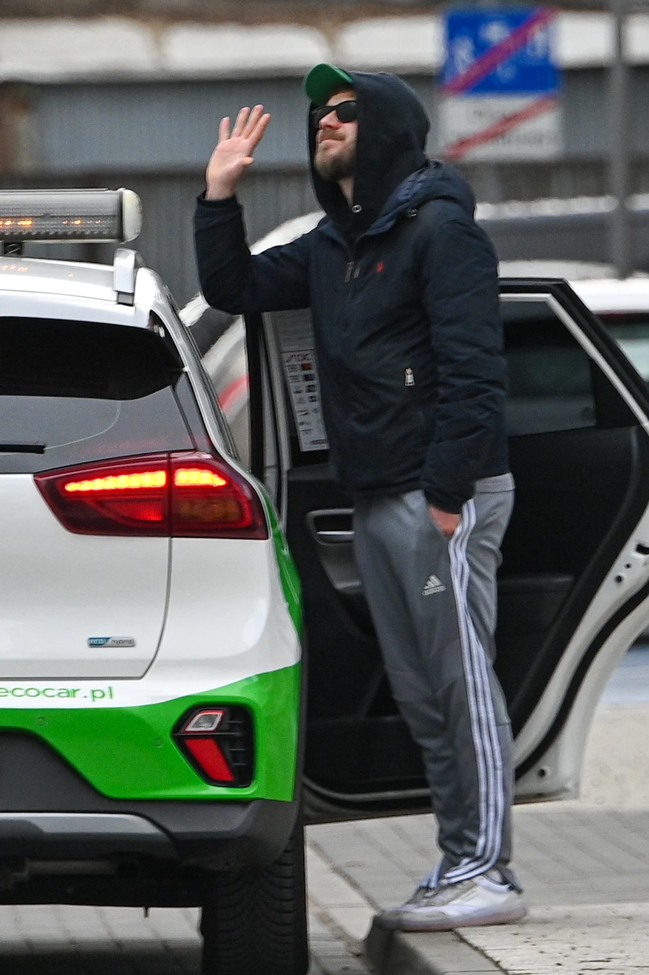 Antek Królikowski wyrzuca śmieci