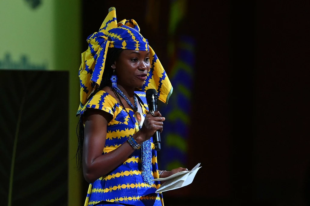 Przewodnicząca Stowarzyszenia na rzecz Rdzennych Kobiet i Ludów Czadu (AFPAT), Hindou Oumarou Ibrahim, przemawiająca podczas szczytu klimatycznego COP26.
