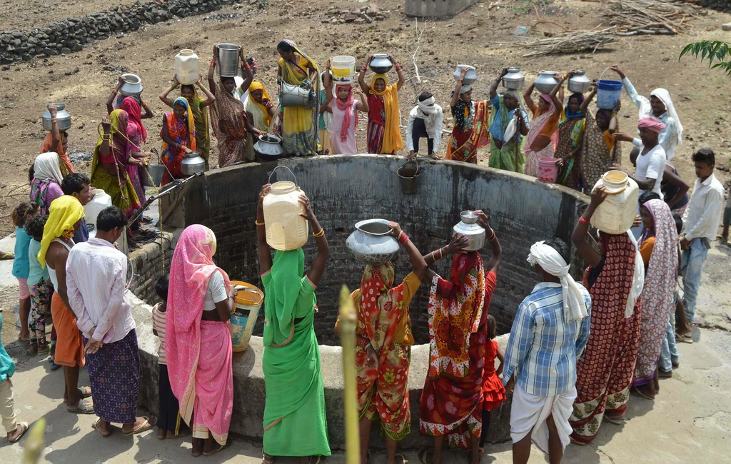 Kobiety z rdzennej społeczności "Kol" pobierają wodę pitną przy studni we wsi Nawargawa w Indiach.