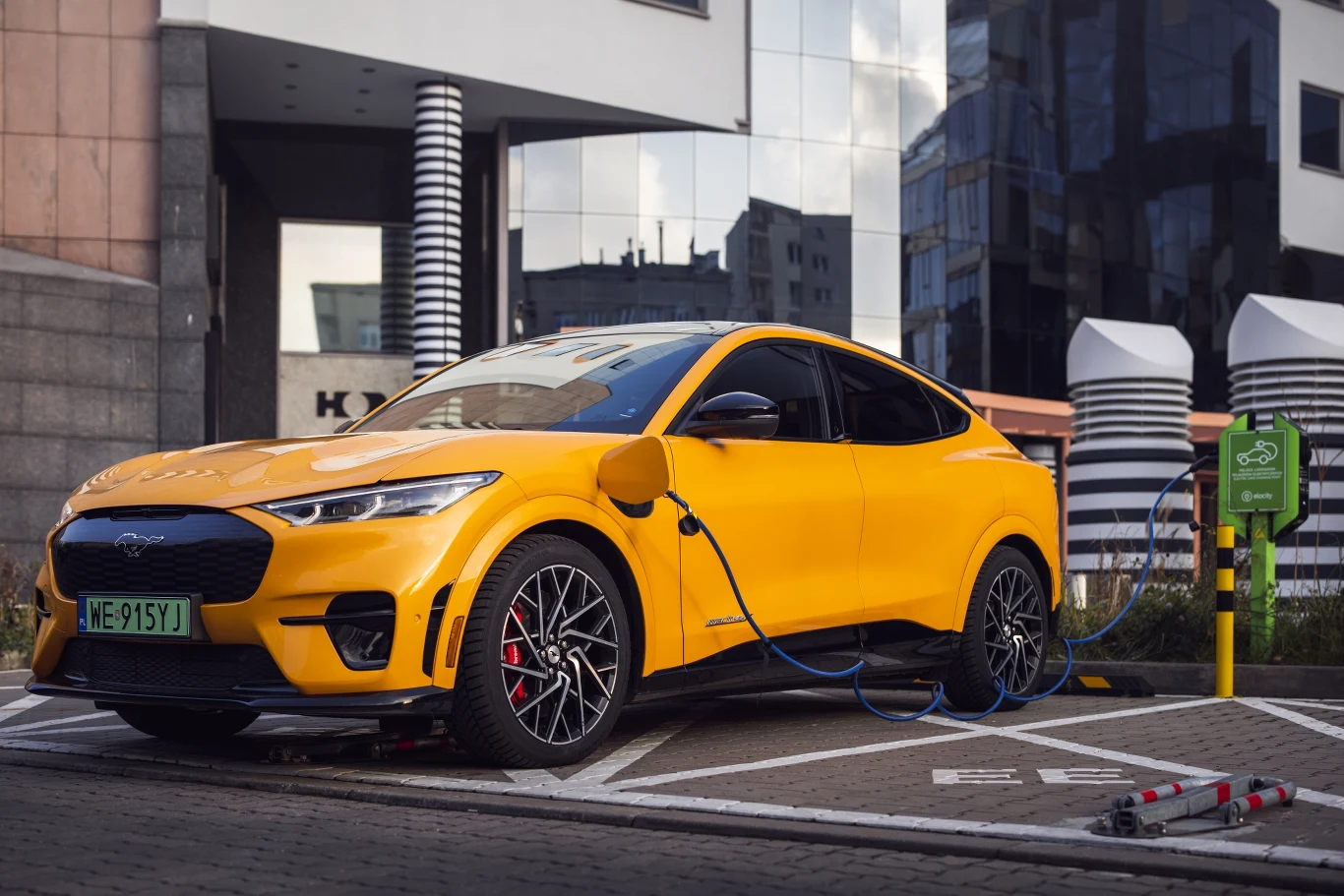 Wśród aut zelektryfikowanych największe przyrosty osiągnęły w lutym 2022 samochody typu BEV (ang. battery electric vehicle) Wśród aut zelektryfikowanych największe przyrosty osiągnęły w lutym 2022 samochody typu BEV (ang. battery electric vehicle)