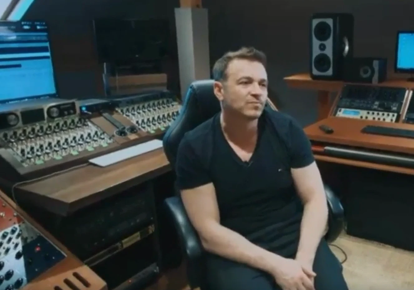 Radek Liszewski w swoim studiu nagraniowym