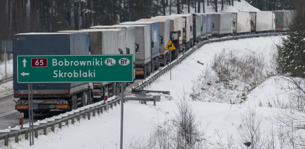 Przez polsko-białoruskie przejście w Bobrownikach bez żadnego problemu dalej wyjeżdżają ciężarówki z zachodnimi towarami wysłanymi m.in. do Rosji (zdjęcie ilustracyjne)