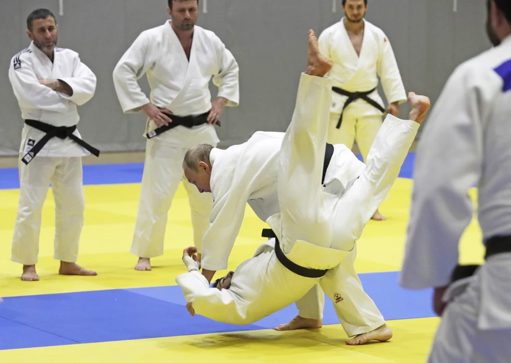 Władimir Putin prezentujący chwyt w judo Władimir Putin prezentujący chwyt w judo