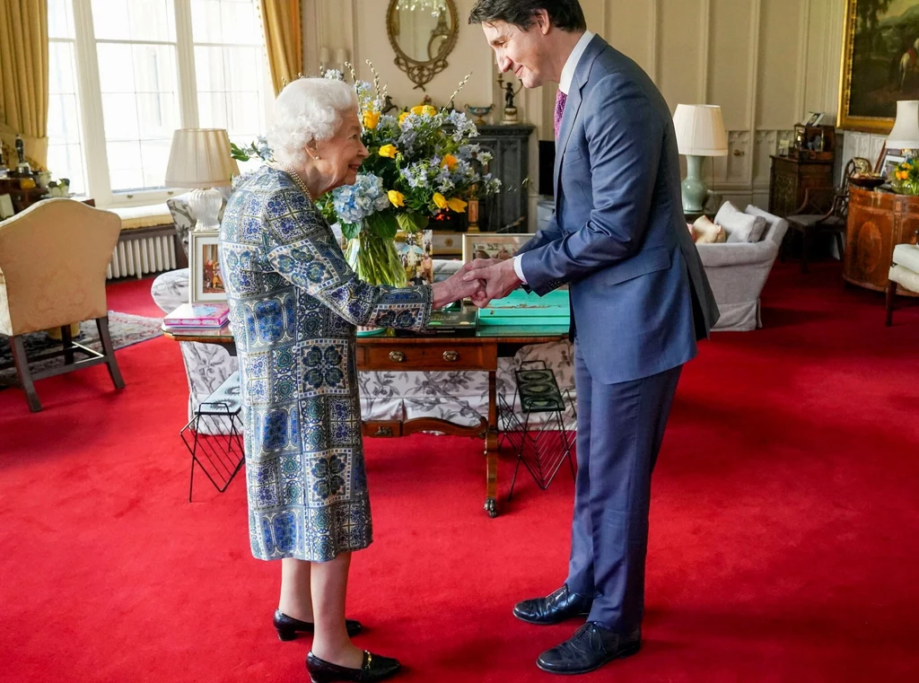  W pomieszczeniu, w którym monarchini spotkała się z premierem Kanady, na stoliku postawiono bukiet stworzony z żółtych i niebieskich roślin, czyli kolorów ukraińskiej flagi