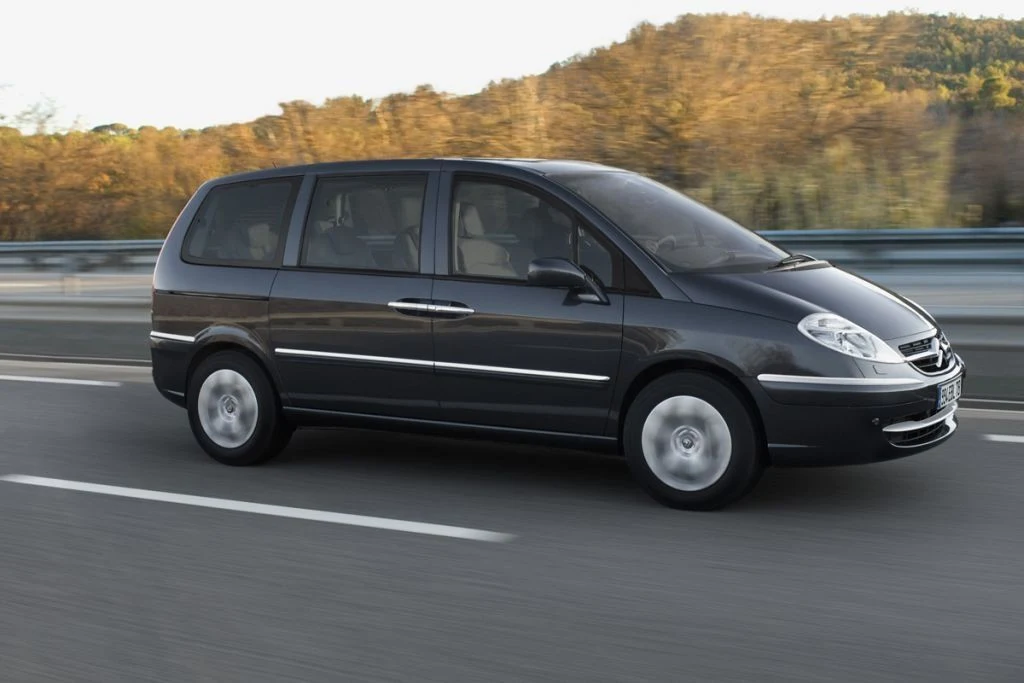 Citroen C8 oraz jego bliźniak Peugeot 807 mogą być wykorzystywane w okazjonalnym przewozie osób, bo mogą pomieścić łącznie do 8 osób