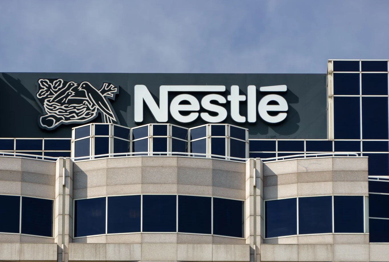 Firma Nestle zawiesiła wszystkie inwestycje kapitałowe w Rosji w reakcji na inwazję tego kraju na Ukrainę Firma Nestle zawiesiła wszystkie inwestycje kapitałowe w Rosji w reakcji na inwazję tego kraju na Ukrainę