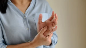 Zespół Ehlersa-Danlosa jest rzadką i bardzo różnorodną chorobą genetyczną. Jej przyczyną jest zaburzenie tworzenia tkanki łącznej, polegające głównie na nieprawidłowej syntezie jej najważniejszego składnika - kolagenu. 
