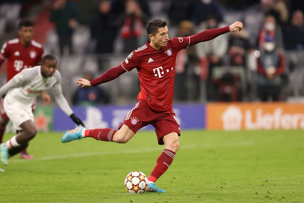 Wzrok utkwiony w bramkarzu, decyzja w ostatniej chwili - tak rzuty karne strzela Robert Lewandowski Wzrok utkwiony w bramkarzu, decyzja w ostatniej chwili - tak rzuty karne strzela Robert Lewandowski