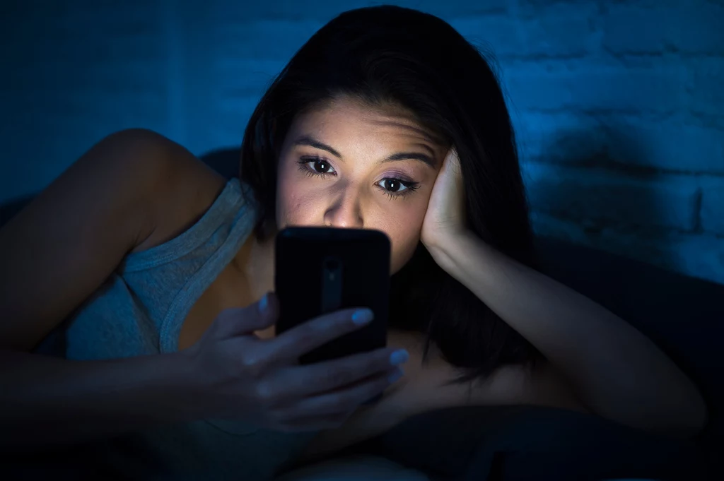 Niebieskie światło emitowane przez smartfony niekorzystnie wpływa na zasypianie