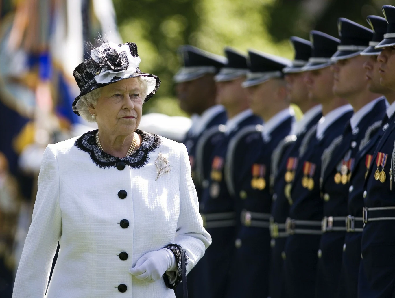 Żołnierz chroniący Królową Elżbietę II uciekł na Ukrainę Żołnierz chroniący Królową Elżbietę II uciekł na Ukrainę