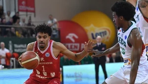 Koszykarz Legii Warszawa Raymond Cowels III (z prawej) i Stephen Thompson Jr. z Unahotels Reggio Emilia