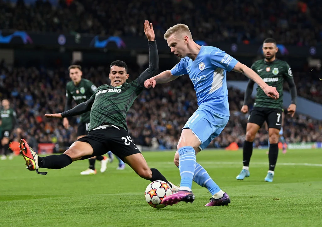 W akcji ofensywnej Ukrainiec Ołekandr Zinczenko, który od dwóch tygodni myślami jest daleko od Etihad Stadium. W akcji ofensywnej Ukrainiec Ołekandr Zinczenko, który od dwóch tygodni myślami jest daleko od Etihad Stadium.