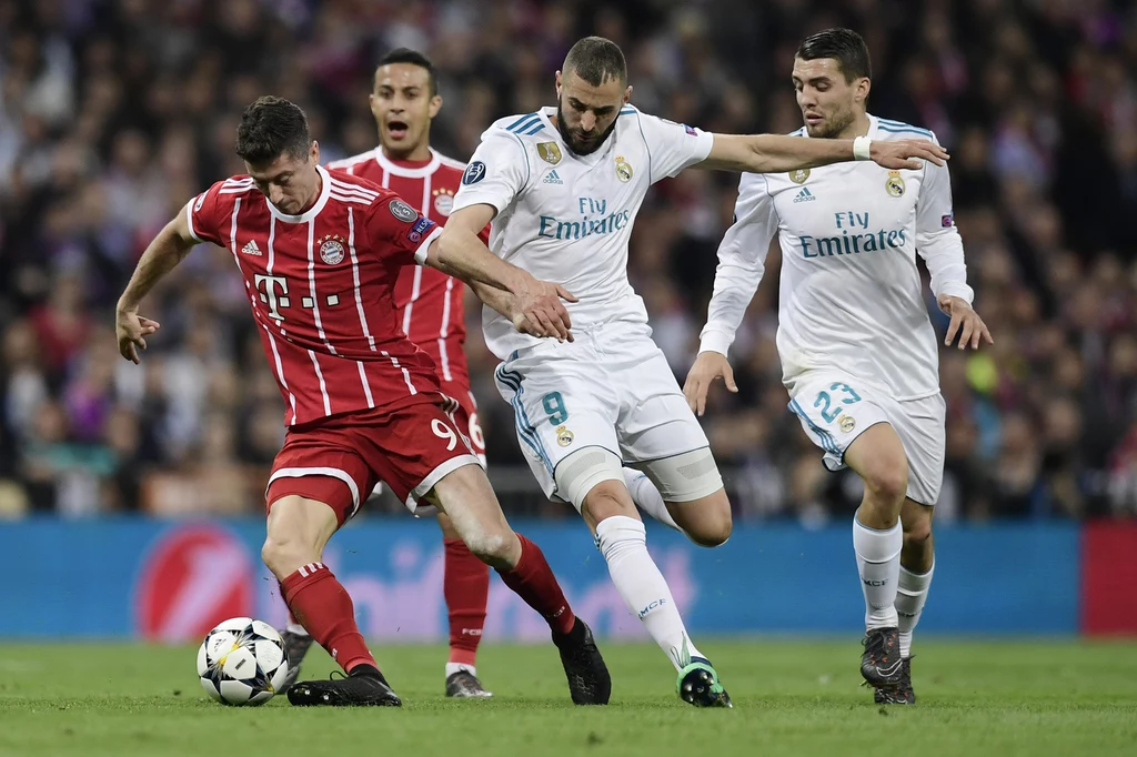 Robert Lewandowski i Karim Benzema podczas meczu Bayernu z Realem Madryt w Lidze Mistrzów. To trzeci i czwarty najlepszy strzelec goli w historii Ligi Mistrzów Robert Lewandowski i Karim Benzema podczas meczu Bayernu z Realem Madryt w Lidze Mistrzów. To trzeci i czwarty najlepszy strzelec goli w historii Ligi Mistrzów