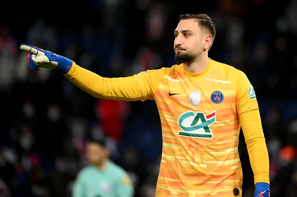Gianluigi Donnarumma po starciu z Karim Benzema w meczu Ligi Mistrzów domagał się faulu Gianluigi Donnarumma po starciu z Karim Benzema w meczu Ligi Mistrzów domagał się faulu
