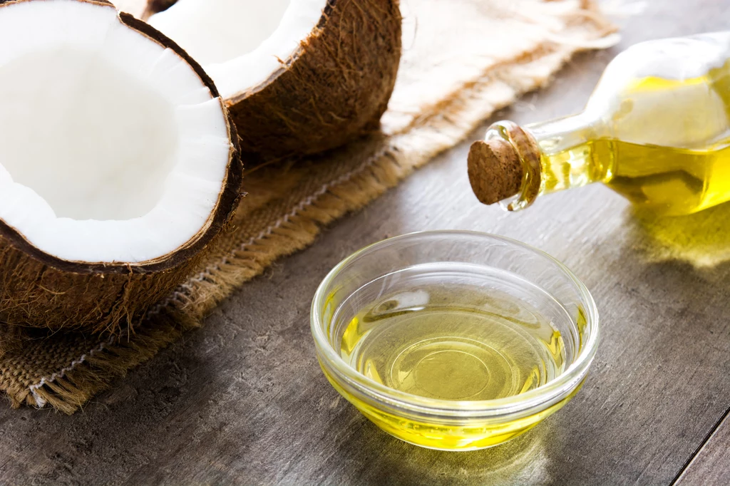 Olej kokosowy zawiera wiele cennych składników ważnych w kuracji trądziku różowatego, m.in. witaminy z grupy B oraz kwas foliowy