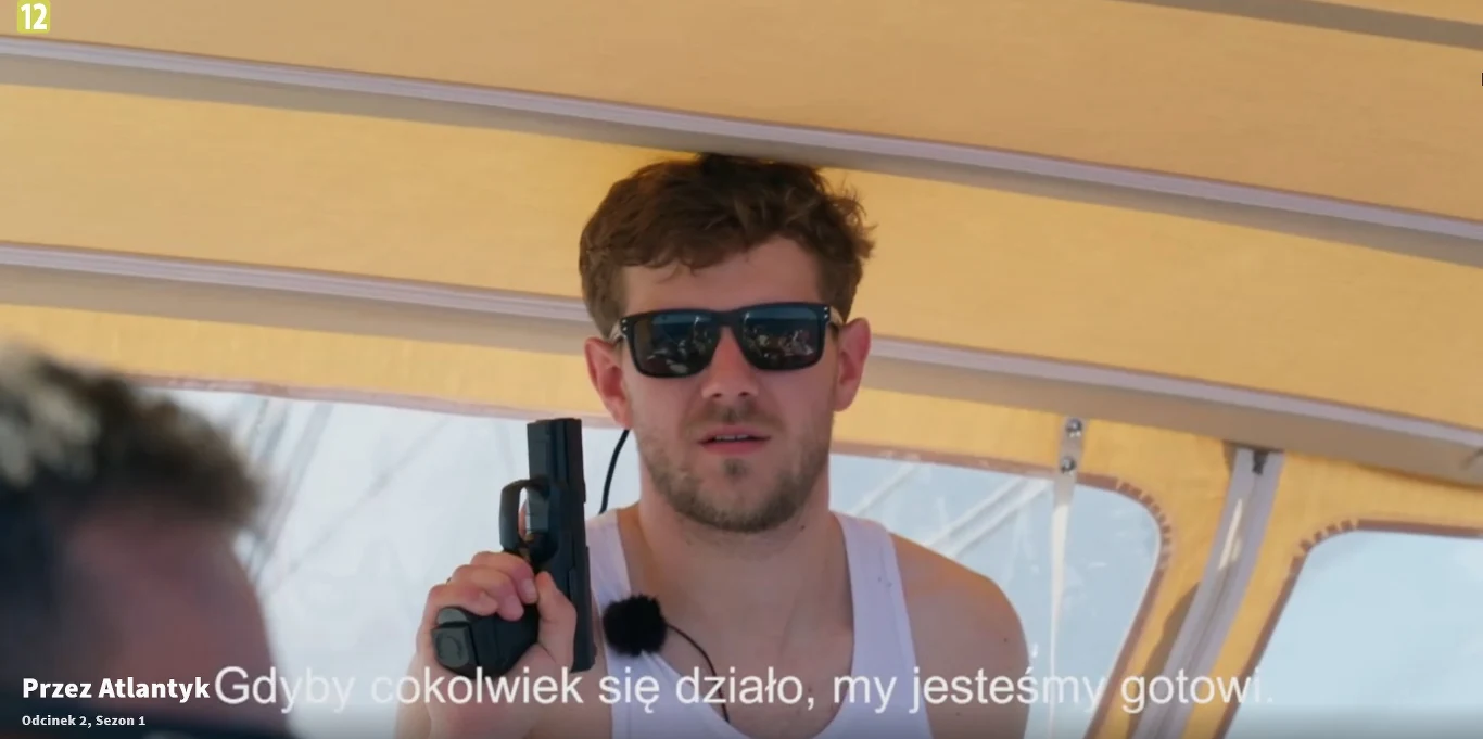 Antek Królikowski biegał po pokładzie z bronią Antek Królikowski biegał po pokładzie z bronią