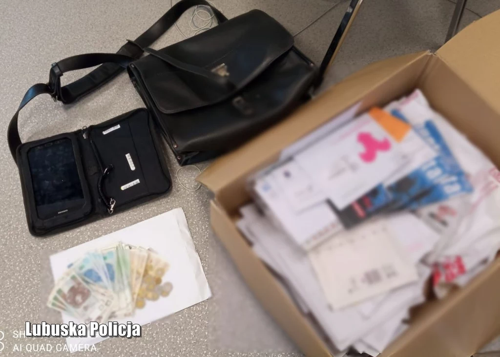 W mieszkaniu listonosza znaleziono ponad tysiąc listów (zdjęcie: Komenda Powiatowa Policji w Żaganiu)