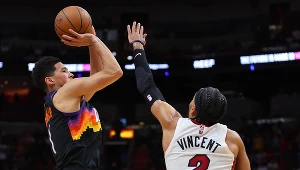 Devin Booker (z lewej) mimo wymuszonej przerwy pokazał się w starciu Phoenix Suns z Miami Heat  od najlepszej strony
