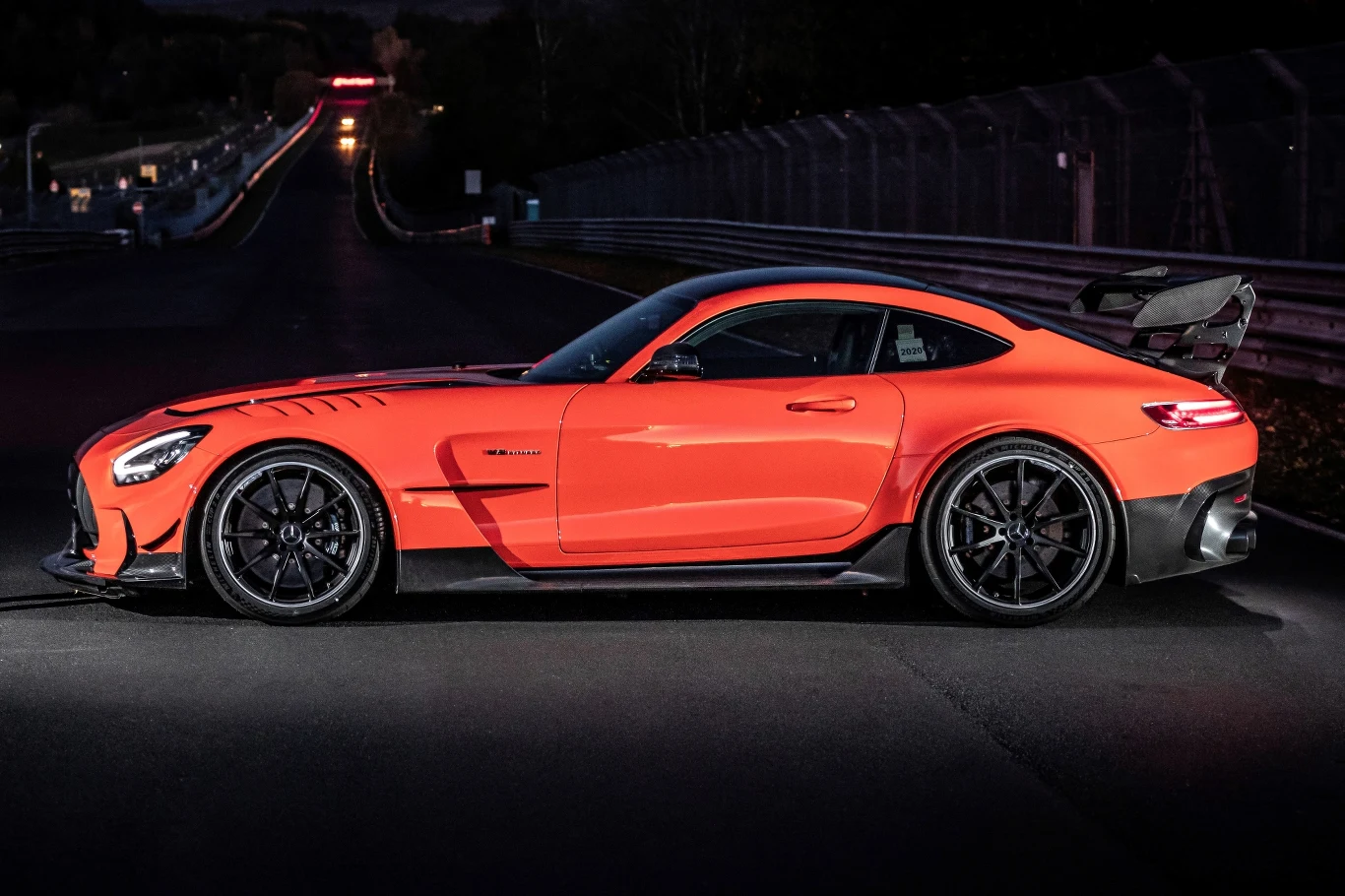 Rozbudowany pakiet aerodynamiczny oraz silnik 4.0 V6 biturbo pozwalają wersji AMG GT Black Series rozpędzić się do 325 km/h. Sprint do "setki" trwa 3,2 sekundy Rozbudowany pakiet aerodynamiczny oraz silnik 4.0 V6 biturbo pozwalają wersji AMG GT Black Series rozpędzić się do 325 km/h. Sprint do "setki" trwa 3,2 sekundy