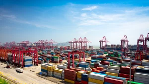 Większość niebezpiecznych produktów, które trafiły na europejski rynek w ubiegłym roku, pochodziła z Chin. Na zdj. Hangzhou Bay na południe od Szanghaju - z wielkich chińskich portów wypływają kontenerowce pełne nie zawsze bezpiecznych towarów