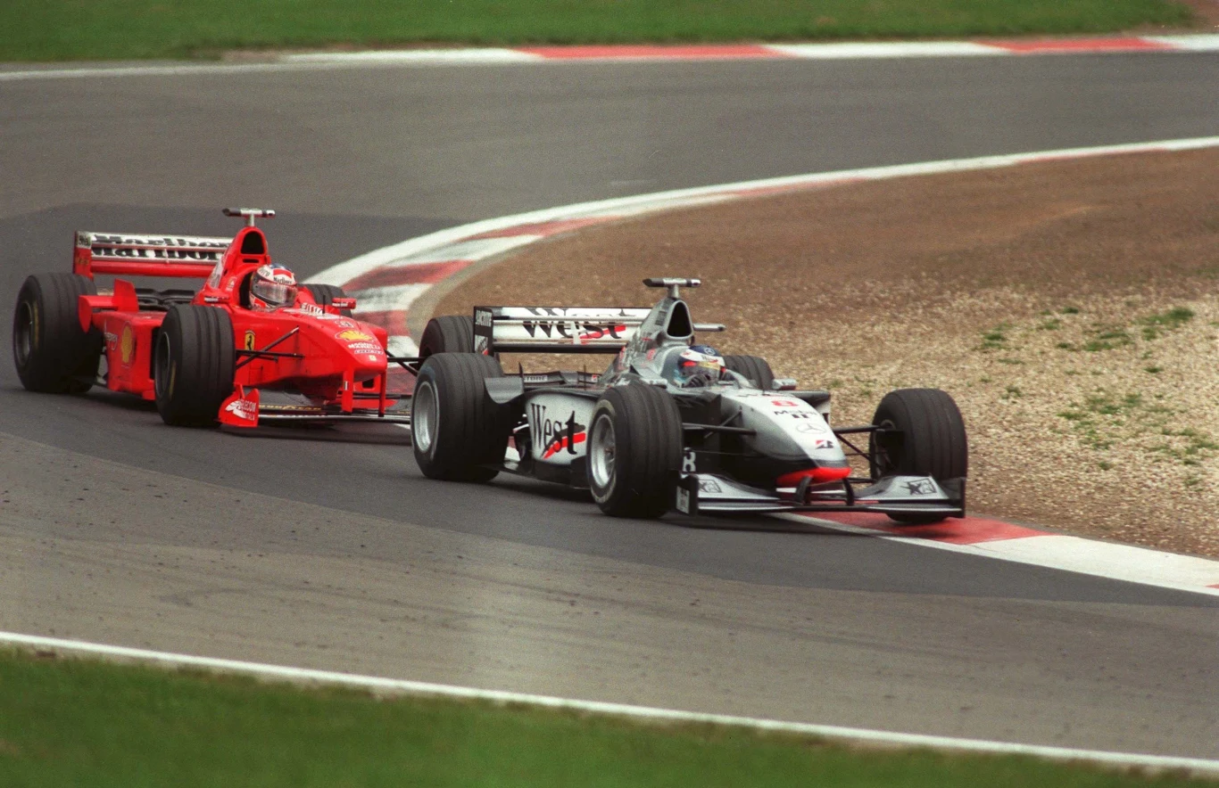  Schumacher w trakcie walki z Häkkinenenem