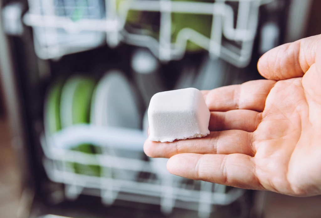Domowe tabletki do zmywarki mogą  wiele zastosowań. Nadają się do mycia piekarnia czy kabiny prysznicowej