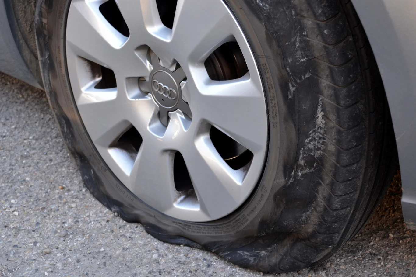 Spuszczanie powietrza z opon SUV-ów - to sposób brytyjskich aktywistów na zwrócenie uwagi jak dużym obciążeniem dla środowiska i ludzi są tego typu samochody Spuszczanie powietrza z opon SUV-ów - to sposób brytyjskich aktywistów na zwrócenie uwagi jak dużym obciążeniem dla środowiska i ludzi są tego typu samochody
