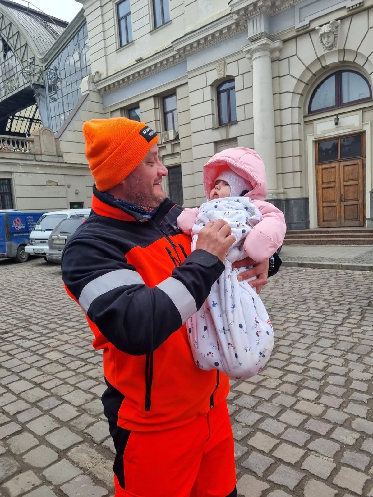 Daniel Królak, rugbista Arki Rumia, z jednym z uratowanych ukraińskich dzieci Daniel Królak, rugbista Arki Rumia, z jednym z uratowanych ukraińskich dzieci