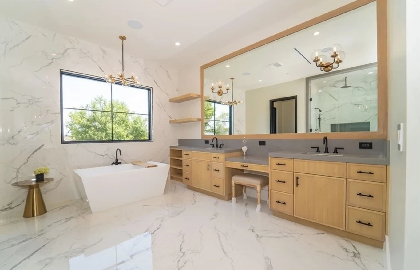 Wyłożona kwarcem łazienka zachwyca luksusem.