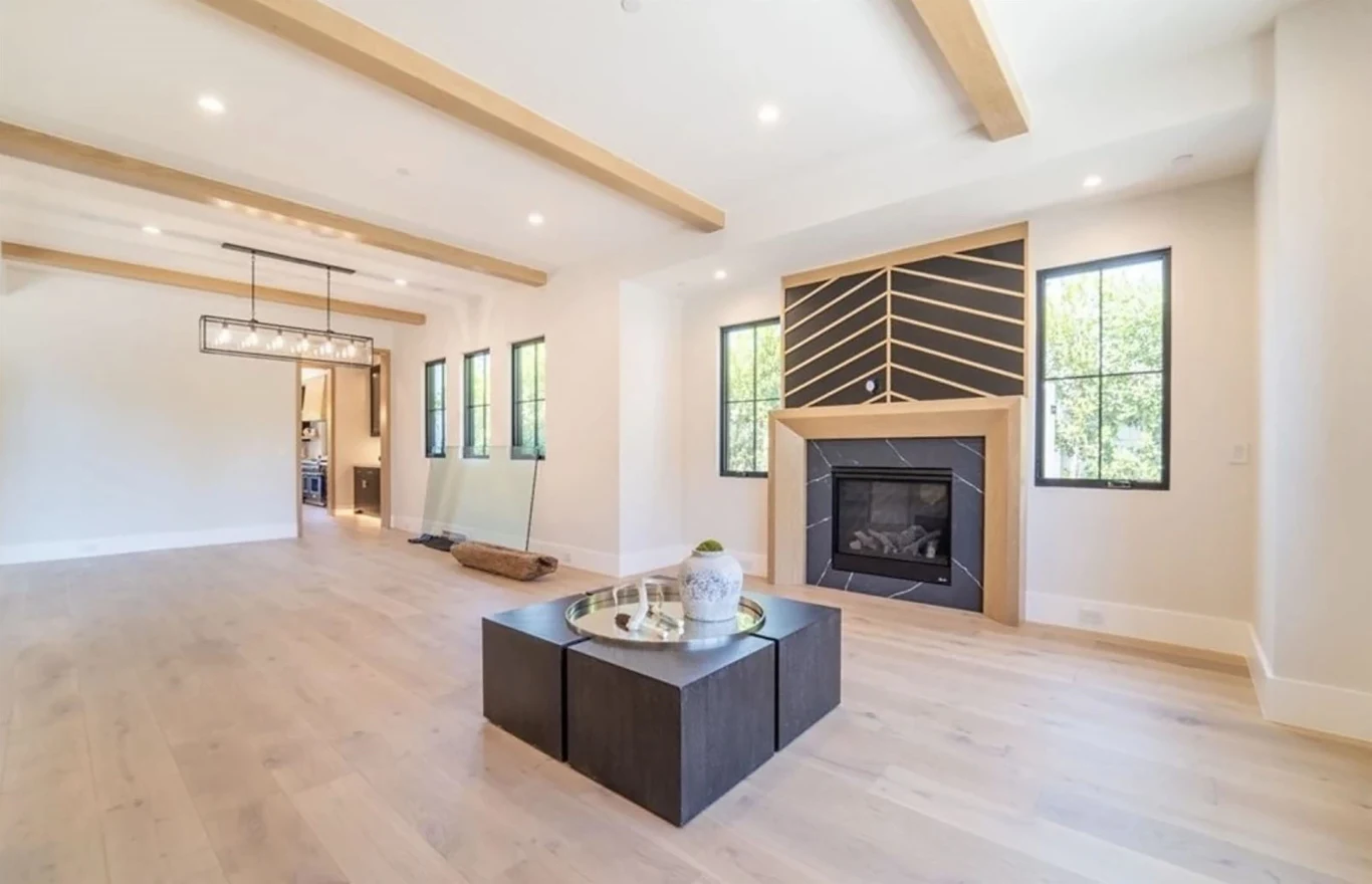 Wewnątrz znajduje się pięć sypialni, pięć łazienek wyłożonych kwarcem i toaleta. Podobnie jak wiele domów w okolicy, dom jest pomalowany na biało z czarnymi wykończeniami - jest więc dopasowany do standardu, jaki zapoczątkowali sąsiedzi. 