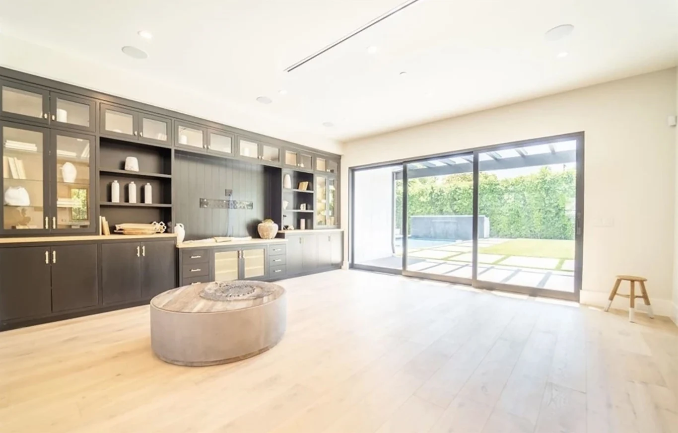 Podłogi wykonane są z dębowego drewna, a w salonie połączonym z jadalnią znajduje się kamienny kominek i nowoczesny żyrandol. 