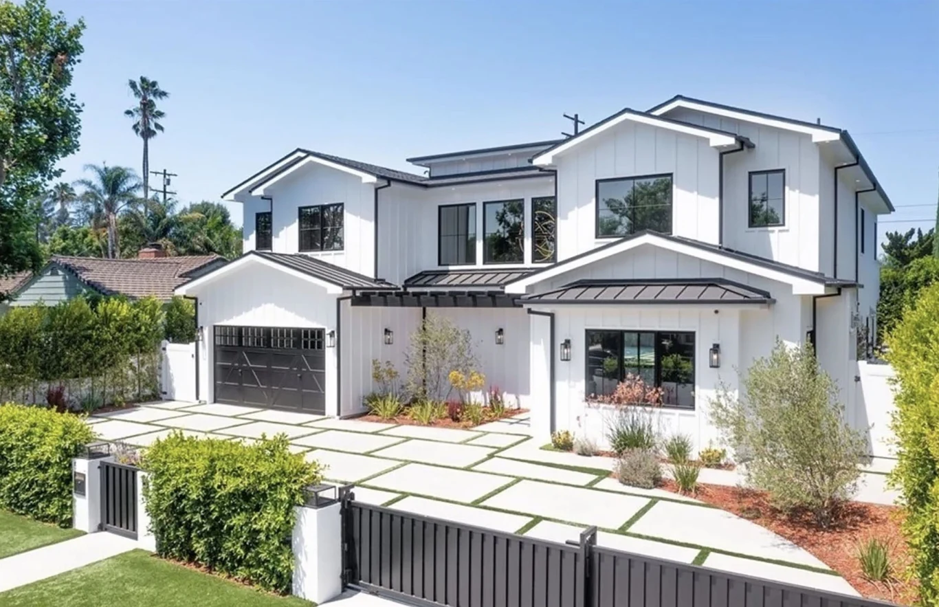 Dom został wybudowany w 2020 roku i ma powierzchnię 465 metrów kwadratowych. Po zdjęciach widać, że dom jest nowy, brak w nim umeblowania, a wcześniejszy lokator pomieszkał tu zaledwie 3 miesiące. 