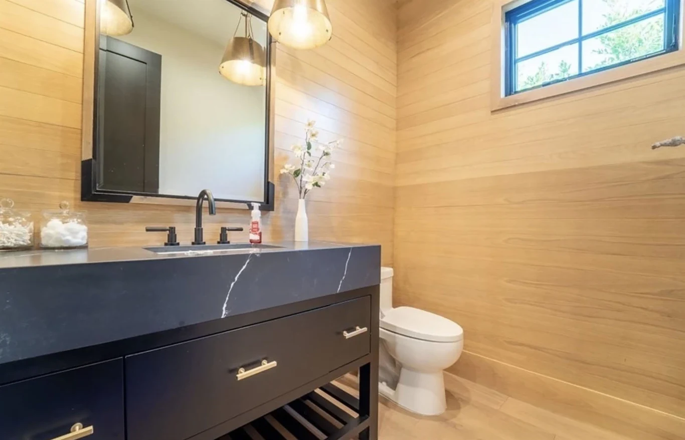 Wnętrze jednej z łazienek w nowym domu piosenkarza. Jason Derulo jest jedną z największych gwiazd TikToka - śledzi go ponad 51 milionów obserwatorów, co plasuje go na 14. miejscu na świecie. Wokalista pop wystąpił niedawno w Polsce, jako główna gwiazda "Sylwestra w Zakopanem", które organizowało TVP. 