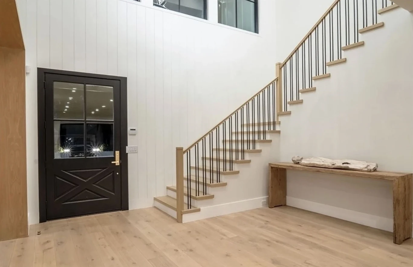 W domu nie zabrakło również sali kinowej, pokoju rodzinnego i wielkiego foyer. Sama działka ma aż 10 tysięcy metrów kwadratowych i jest tam sporo miejsca na basen z wybudowanym spa i wodospadem. 