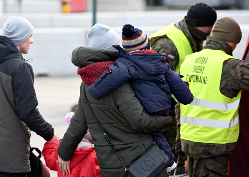 Uchodźcy z Ukrainy przekraczają polsko-ukraińskie przejście graniczne w Korczowej Uchodźcy z Ukrainy przekraczają polsko-ukraińskie przejście graniczne w Korczowej