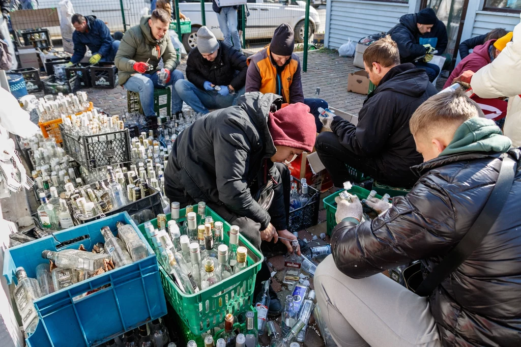 Cywile przygotowujący koktajle Mołotowa